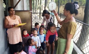 127_Nepal_Krabbelstuben_Gewichtsueberpruefung_Quelle_Georg_Kraus_Stiftung_Homepage.jpg