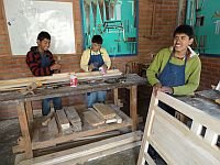 98_Bolivien_Sucre_angehende Schreiner in der Lehrwerkstatt klein.JPG